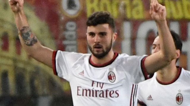 Patrick Cutrone esulta con la maglia del Milan