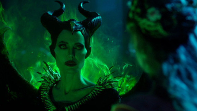 Maléfique 2 Le Pouvoir du Mal : Angelina Jolie contre Michelle ... - braindamaged.fr