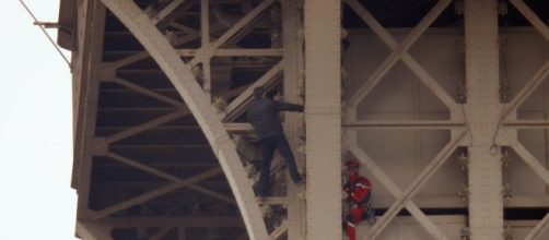 Cierran la Torre Eiffel por un hombre que estaba escalando por la estructura