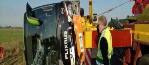 Germania, autobus Flixbus si rovescia: muore una donna italiana di 63 anni