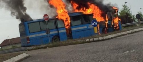 Rovigo, bus va a fuoco durante la marcia, a bordo 20 studenti: tutti salvi