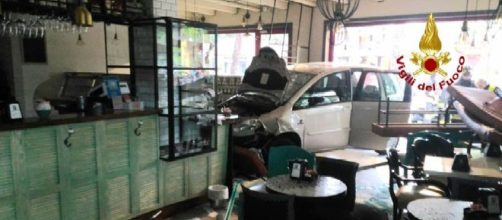 Vicenza, auto finisce in una pasticceria a Bassano del Grappa: danni ma nessun ferito