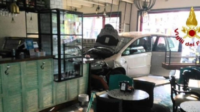 Vicenza, auto finisce in una pasticceria a Bassano del Grappa: danni ma nessun ferito
