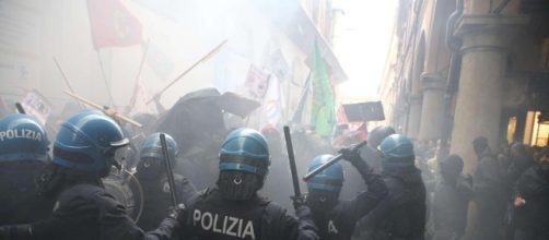Forza Nuova a Bologna, scontri tra polizia e collettivi di sinistra: signora buttata a terra - mediaset.it