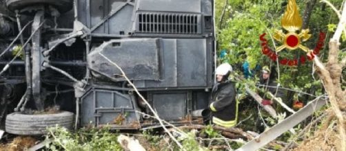 Siena, si ribalta bus di turisti, morta una donna: 31 feriti