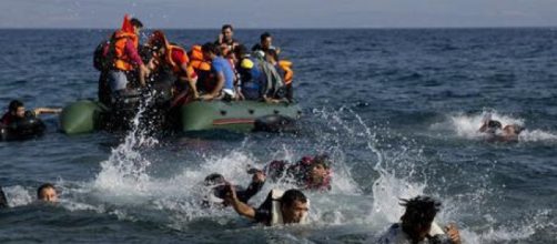 Nave militare non interviene davanti ad un gommone che affonda carico di migranti