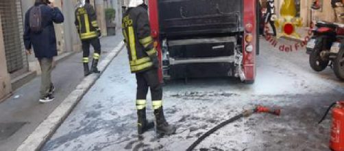 Roma, minibus a fuoco in pieno centro: Procura apre un'inchiesta per incendio colposo