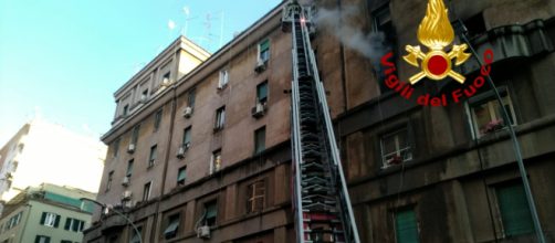 Roma, si incendia un appartamento in via Niso: ragazzo si mette in salvo su cornicione