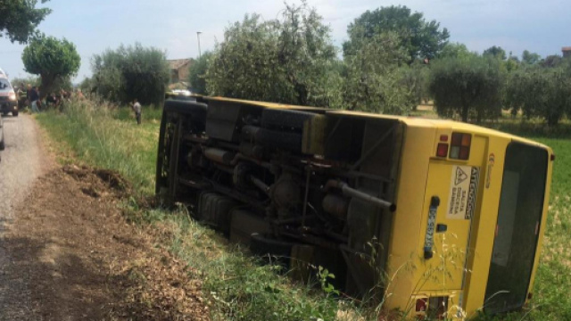 Calabria, scuolabus finisce fuori strada: un bimbo ferito