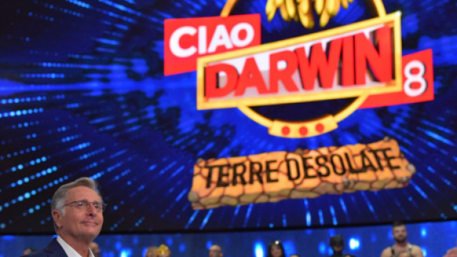 Ciao Darwin 8, il 24 maggio sar&agrave; sfida tra umani contro mutanti
