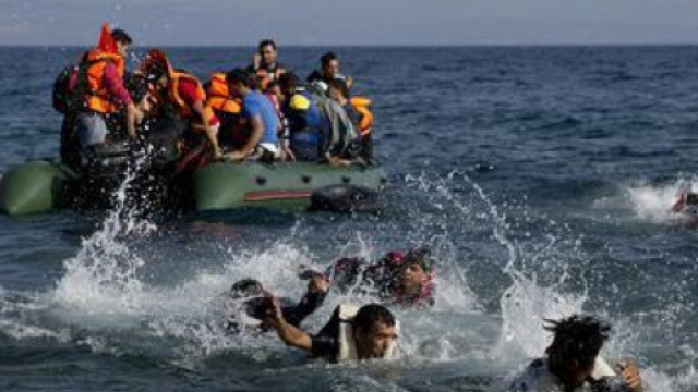 Nave militare non interviene davanti ad un gommone che affonda carico di migranti