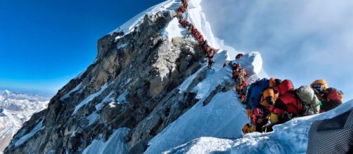 Atasco en el Everest, más de 200 montañeros intentando hacer cima