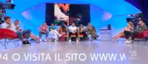 Diretta Uomini e Donne: Giulio viene insultato da Manuel 'sei un lecchino'