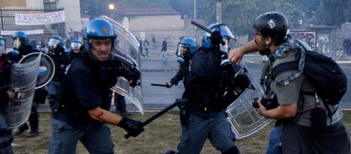 Picchiato dalla polizia Origone, giornalista di Repubblica: parte l'inchiesta