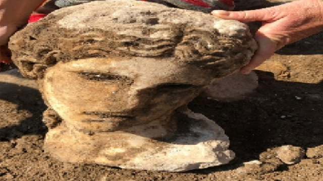 Roma, dagli scavi di via Alessandria spunta la testa di una divinità