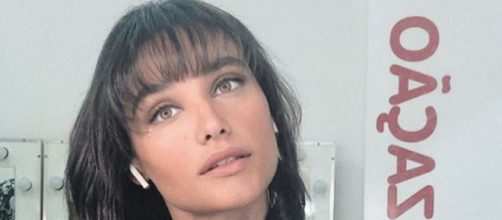 Débora Nascimento interpreta Gisela na novela 'Verão 90'. (Reprodução/Instagram/@debranascimento)