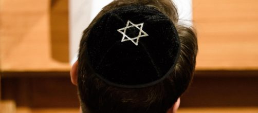 Germania, il governo consiglia agli ebrei di non indossare la kippah: 'E' pericoloso'