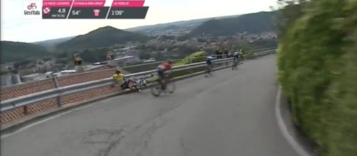 La caduta di Primoz Roglic nella tappa di Como