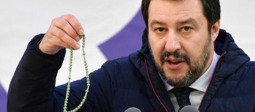 Salvini durante un comizio con il rosario in mano . foto - giornalettismo.com