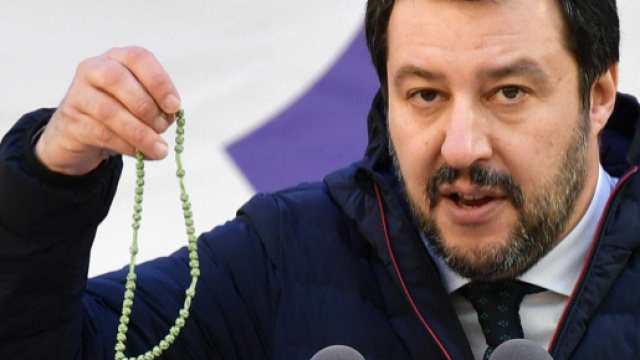 Salvini durante un comizio con il rosario in mano . foto - giornalettismo.com