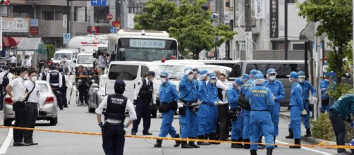 Tokyo, terrore alla fermata del bus: uomo accoltella bimbe, due morti
