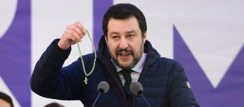 Salvini e i simboli cristiani: è ancora scontro con la chiesa