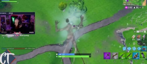 He stayed invisible for more than six seconds. [Image source: CT Fortnite/YouTube]