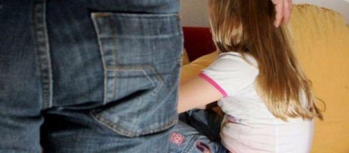 «Se mi fai stuprare le bimbe ti sposo», mamma concede le figlie di 1 e 4 anni al suo compagno - Tgcom24