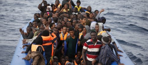 Migranti, barcone in difficoltà al largo della Libia, una bimba è morta