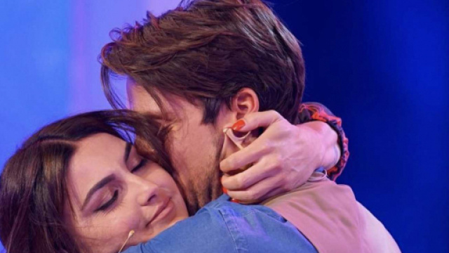 U&D, Dal Corso riceve un messaggio da un profilo fake mentre &egrave; con Teresa: 'Wee amore'