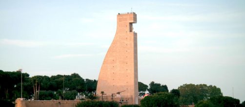 Brindisi, uomo minaccia il suicidio dal Monumento al Marinaio: salvato