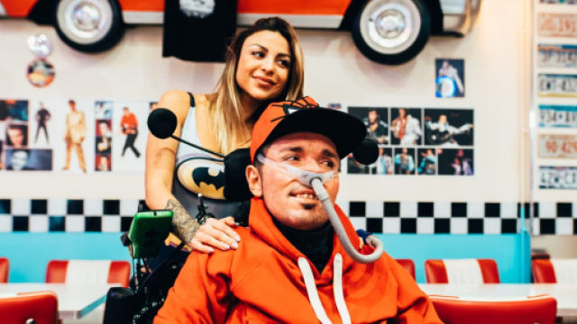 Toro Seduto durante le riprese del video "Maschere" a Gallarate presso l'Hot Road 50's Diner