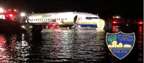 Usa, Boeing 737 supera la pista dell'aeroporto e finisce in un fiume in Florida