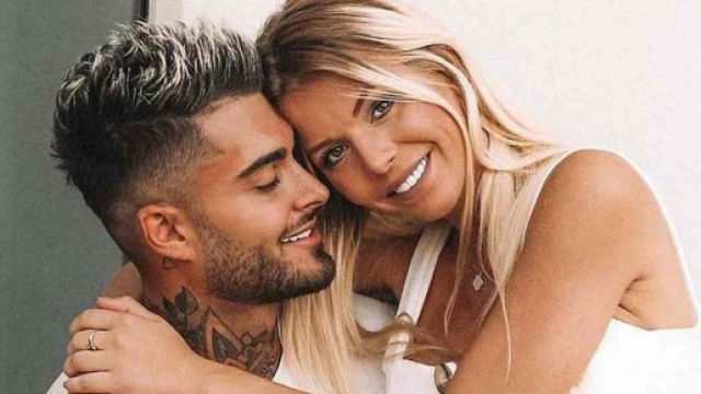 Jessica affiche Thibault sur les réseaux sociaux, il se venge en publiant une photo d'elle en train de dormir.