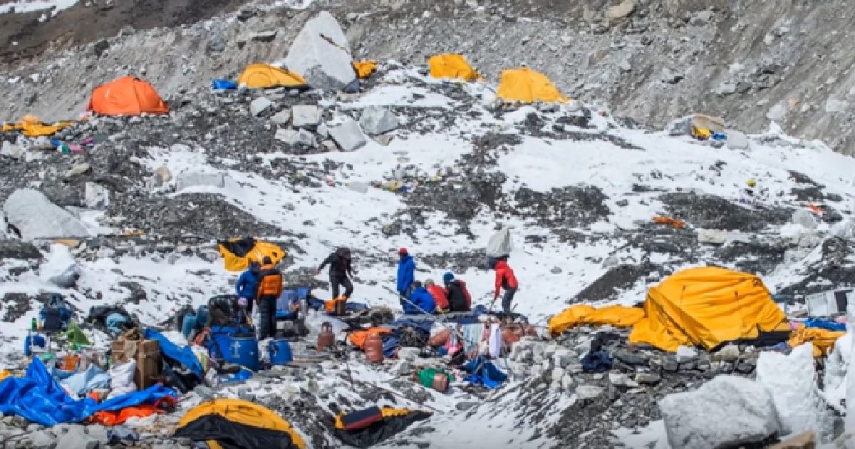 Mount Everest: Global warming melts glaciers and exposes hidden litter