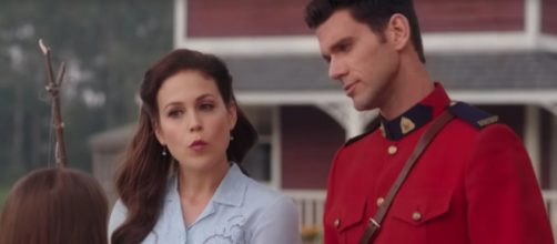 Elizabeth Thornton offered her introduction to new Mountie, Nathan Grant on 'When Calls the Heart.' [Image source: HallmarkChannel-YouTube]