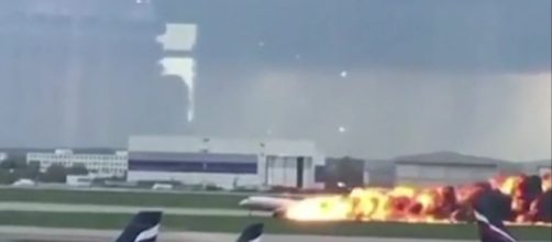 Mosca, aereo si incendia durante atterraggio di emergenza: morte 41 persone