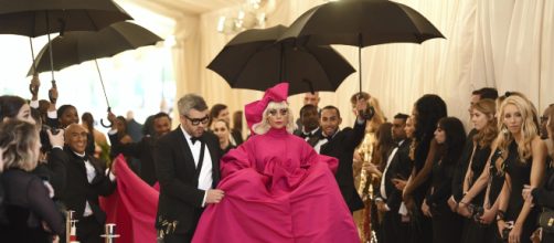 L'ingresso di Lady Gaga al Met Gala 2019. photo credit: Evan Agostini/Invision/AP