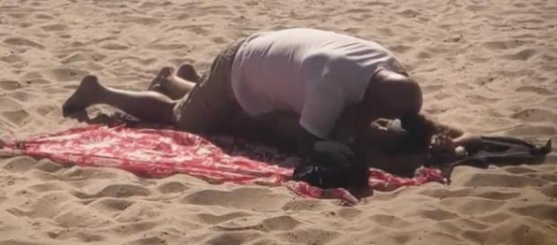 Fotografía de Kiko Matamoros y su novia Marta López en la playa Fotografía de Kiko Matamoros y su novia Marta López en la playa