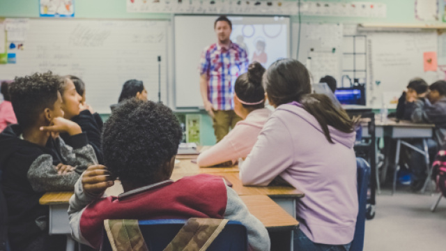 L'école est une des principales institutions éducatives, mais non la seule - Photo by NeONBRAND on Unsplash