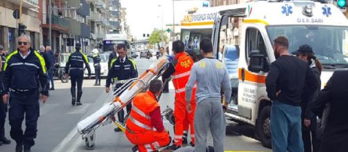 Bari, follia a Japigia: motociclista investe una donna, toglie la targa e scappa