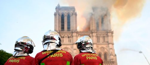 Parigi, sei pompieri ero di Notre-Dame accusati di abusi da una 20enne norvegese