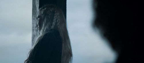 Daenerys con gli occhi chiusi distrutta dal dolore