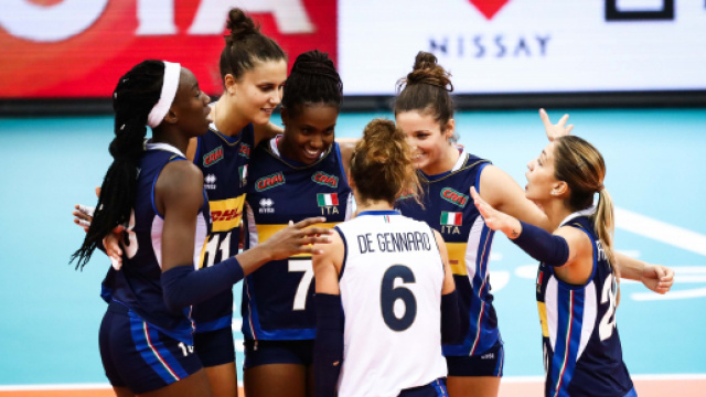 Le azzurre del CT Mazzanti esultano dopo un punto via volleyball.it