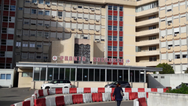Lecce, si ubriaca, esce per fumare una sigarette e cade dal balcone: un 37enne è grave