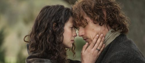 Caitriona Balfe e Sam Heughan interpretam um casal apaixonado em 'Outlander'. (Arquivo Blasting News)