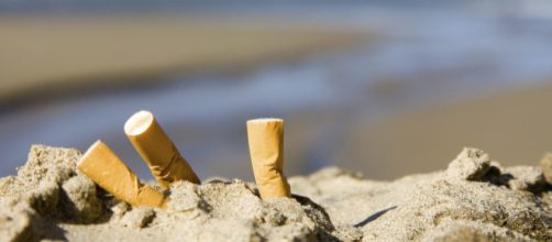 Fumare in spiaggia potrebbe essere vietato in tutta Italia, danneggia l'ambiente e la salute pubblica