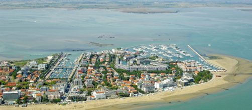 Lignano Sabbiadoro, rapporto intimo in pieno giorno davanti ai passanti: denunciati