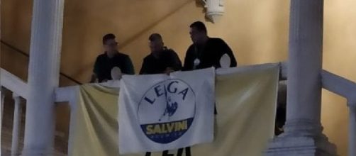 Militanti Lega festeggiano coprendo striscione per Giulio Regeni