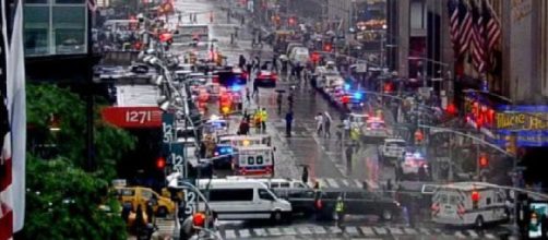 New York, elicottero precipita su grattacielo: ci sono morti